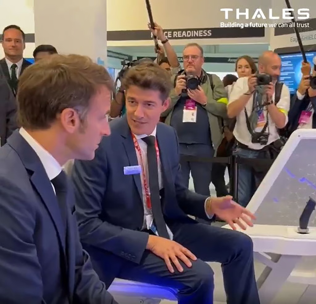 Patrice Caine, PDG de Thales avec le président Macron au Salon du Bourget (2023) — Photo Thales