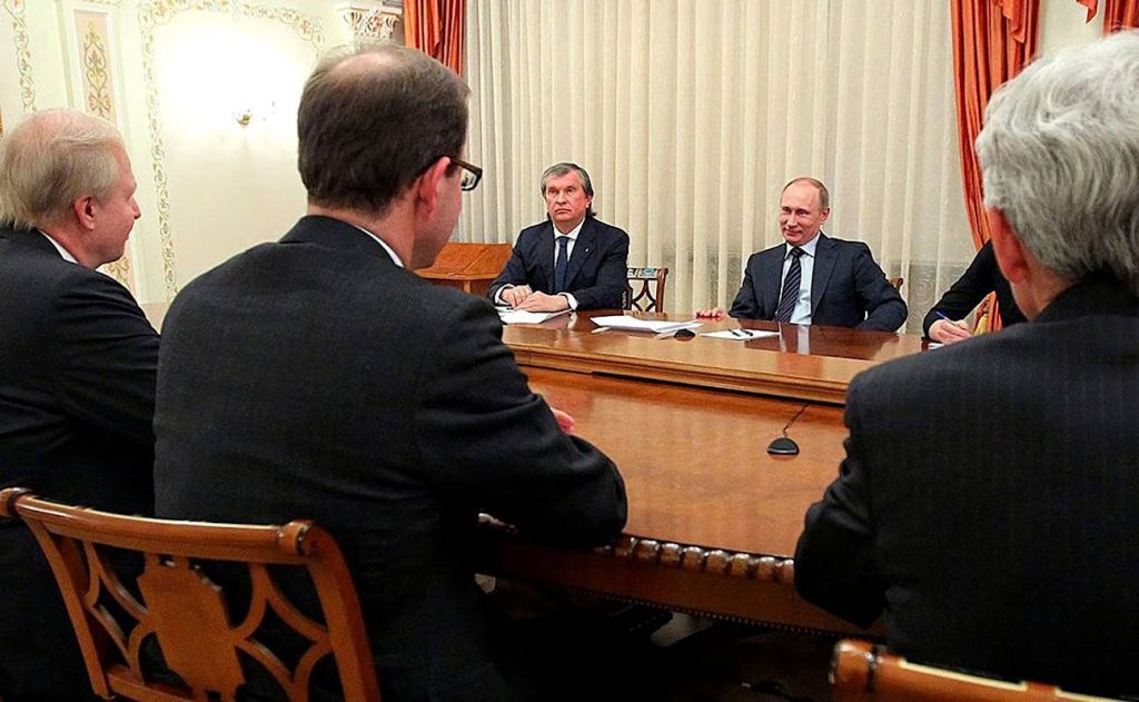 Vladimir Poutine et Igor Setchine avec les directeurs de Rosneft et BP (Mars 2013) — Photo kremlin.ru