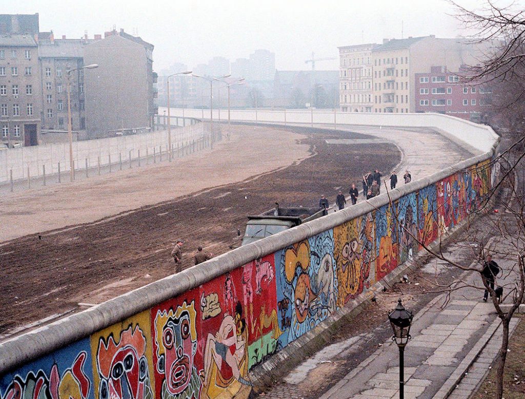- Berlinermauer 87 Photo en 1986 par Thierry Noir au Bethaniendamm à Berlin-Kreuzberg