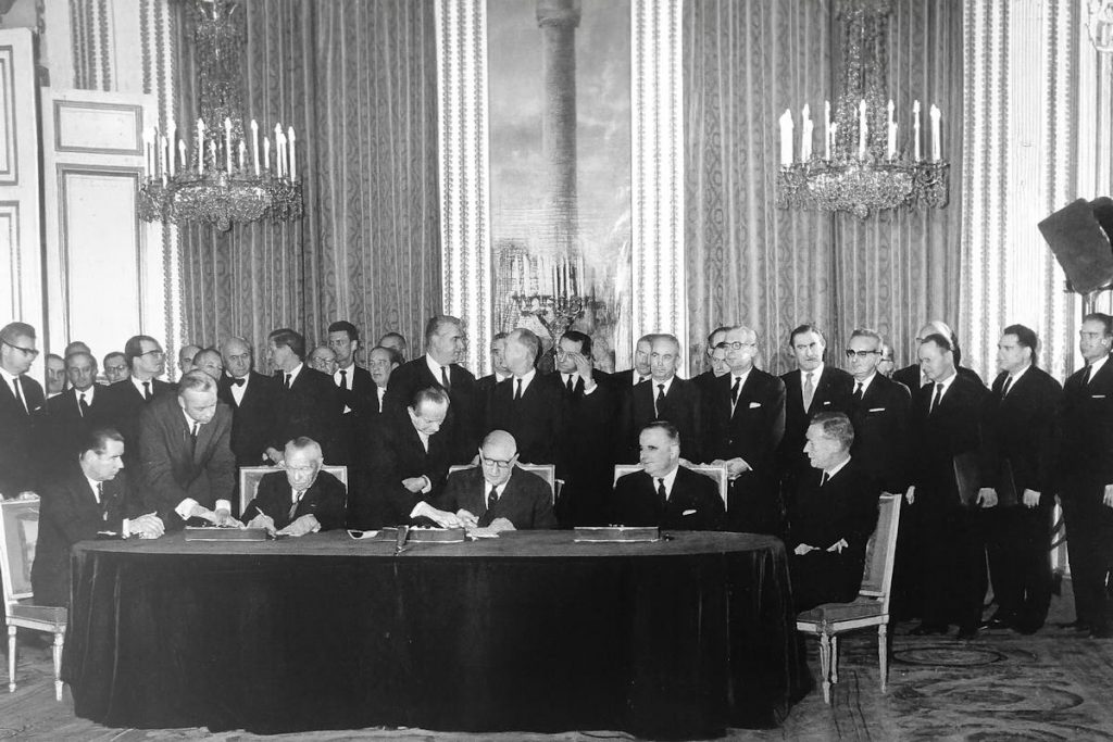 Bundesarchiv_Unterzeichnung Elysee-Vertrag — Traité de l'Élysée