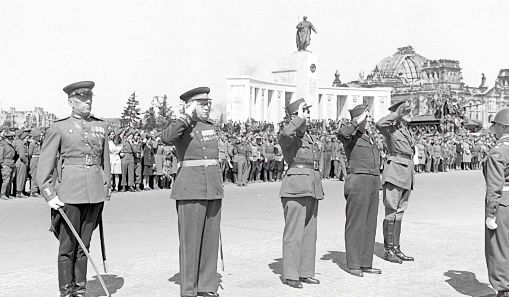 C'est la seule fois que les commandants de secteurs ont défilé ensemble à Berlin - Photo © Archives alliées