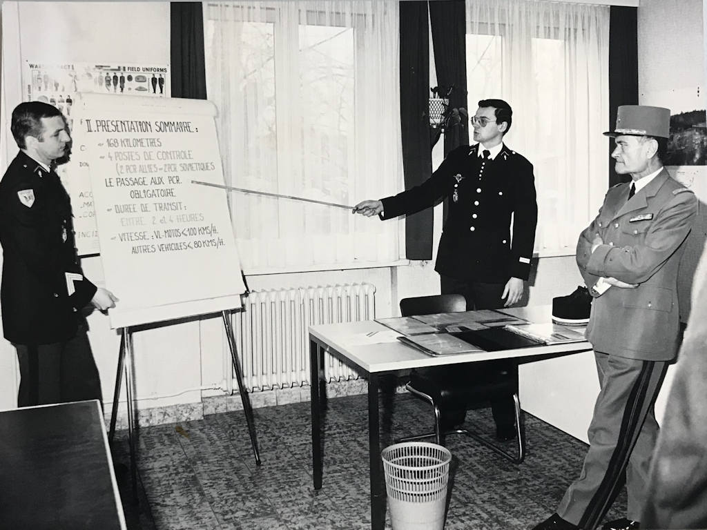 Inspection du général Cavarrot : présentation du bureau autorourte par le lieutenant Richard Lizurey et le chef Damerval (Exposé sommaire sur les conditions de transit en DDR — Archives Gendarmerie Nationale