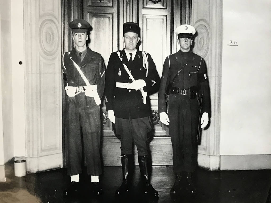 Garde interalliée devant la Kommandatura — Archives © Photo Gendarmerie Nationale Berlin