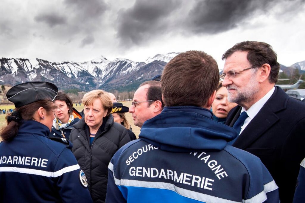 François Hollande et Angela Merkel sur les lieux de la catstrophe — Archives Gendarmerie Nationale