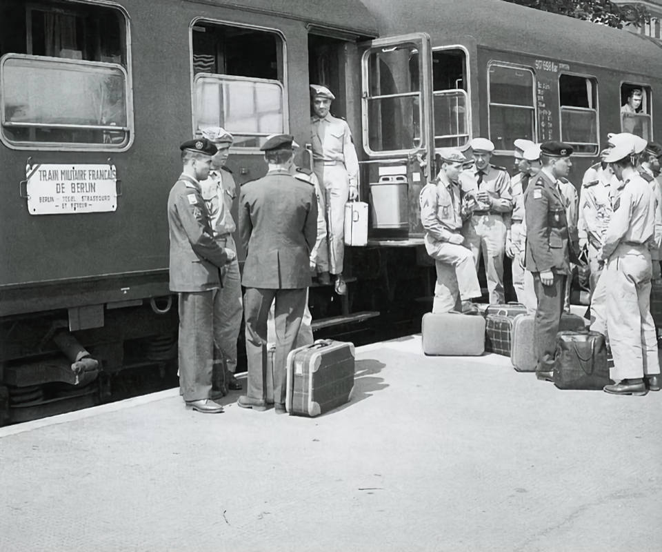 - Train militaire tegel ECPAD 1 Train militaire en gare de Tegel — Photo ECPAD