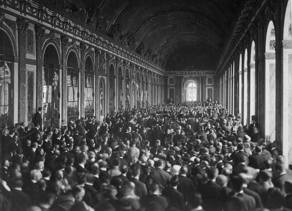 Traité de Versailles signé dans la galerie des glaces — US National Archives