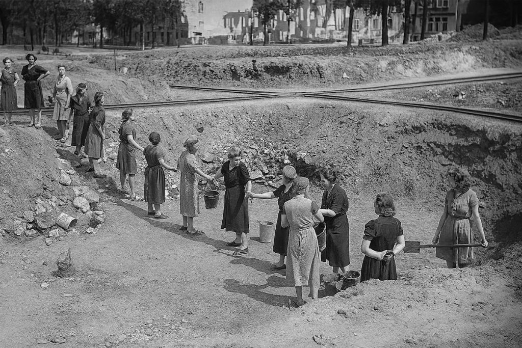 - Wedding Chaine humaine 12 Chaîne humaine à Wedding : les femmes de tous âges sont à la manœuvre — Archives J. de Vries © E-S