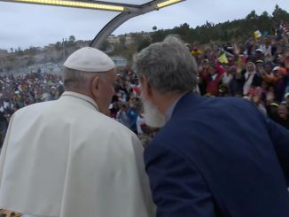 Akamasoa Pape Franbçois et père Pedro dans papamobile
