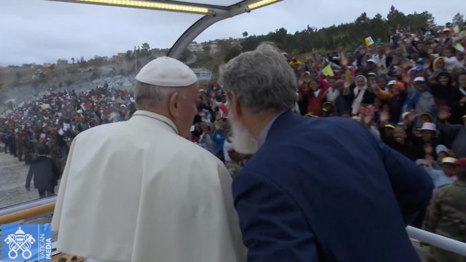 Akamasoa Pape Franbçois et père Pedro dans papamobile