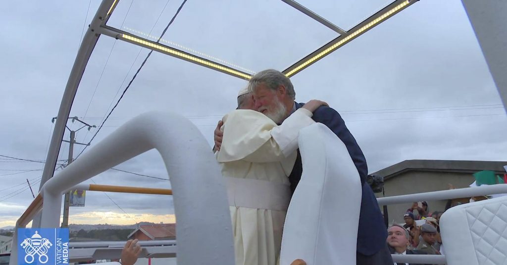 Akamasoa Pape Franbçois et père Pedro dans papamobile