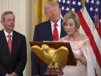 Paula White et Doinald Trump à la Maison-Blanche — Capture d'écran