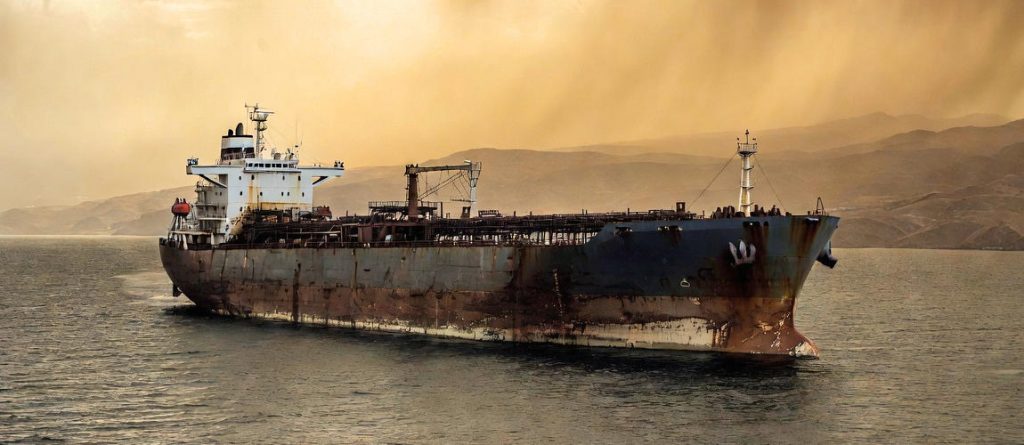 - Petrolier a labandon 07 ZL1 Un superpétrolier à l'ancre, dont la ligne de flottaison et les flancs sont rongés par la rouille et le sel après des mois d'inactivité forcée — Photo © European-Security
