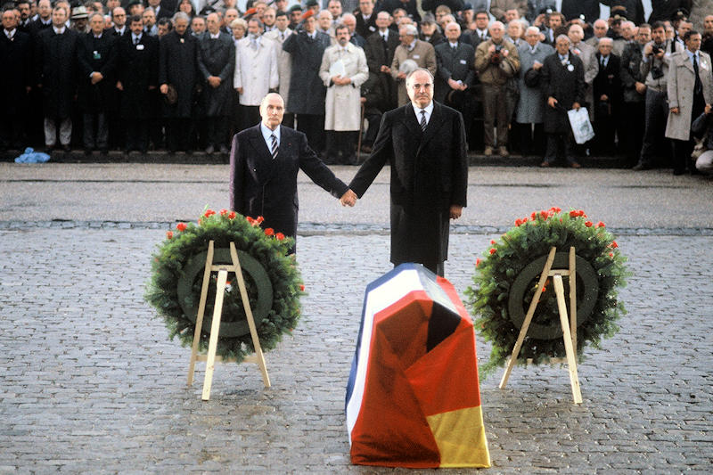 Le président Mitterrand et le chancelier Kohl à Verdun est devenue un symbole — Photo BPA © Schulze-Vorberg