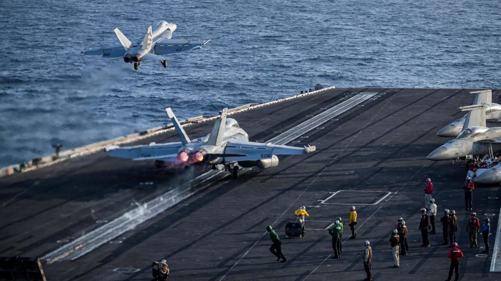 - 260509 N NO146 4009a Un F/A-18E Super Hornet du (VFA) 151 et un EA-18G Growler de l’escadron d’attaque électronique (VAQ) 133 décollent du pont d’envol de l’USS Abraham Lincoln (CVN 72) — U.S. Navy photo