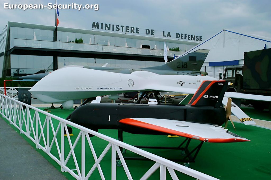 Predator dans le stand du MinDef au 43e Salon du Bourget en 1999 à côté du Sperwer (Système SDTI) A l’époque le projet Horus de Sagem visait à doter l’armée de l’Air française du Predator, un drone MALE, en version francisée, un projet qui sera vite abandonné — Archives © Joël-François Dumont