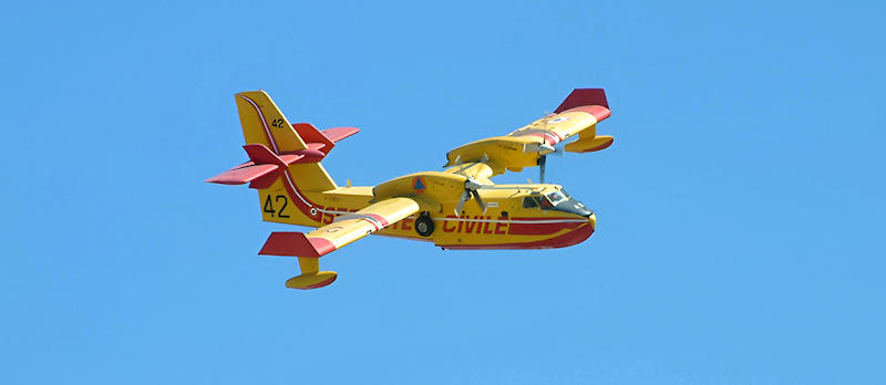 - 2003 0725 014 Canadair Canadair survolant le port de Saint-Raphaël — Archives © Joël-François Dumont