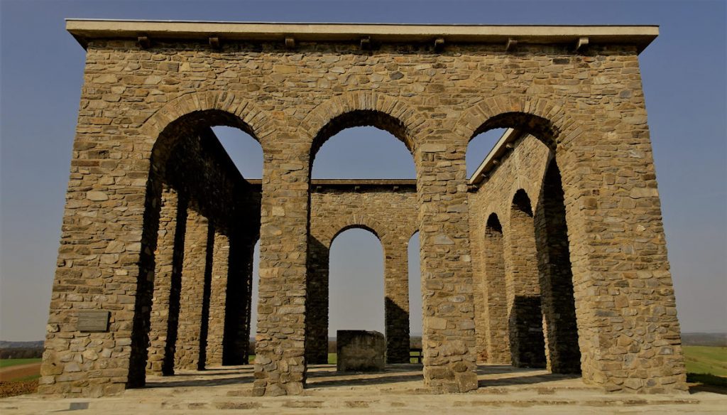 - AD 2019a Le « Anschlussdenkmal » d'Oberschützen (Burgenland), tel qu'il apparaît aujourd'hui — a été le plus grand monument national-socialiste jamais construit sur le sol autrichien, inauguré le 21 mai 1939 pour célébrer l'Anschluss de mars 1938. Sa construction avait mobilisé toute la population locale, enfants compris, dans plus de 33 000 heures de travail bénévole. Depuis 1997, une plaque y appelle à en faire un lieu de mémoire « contre la dictature, contre la violence, contre le racisme » — Photo Wikipedia