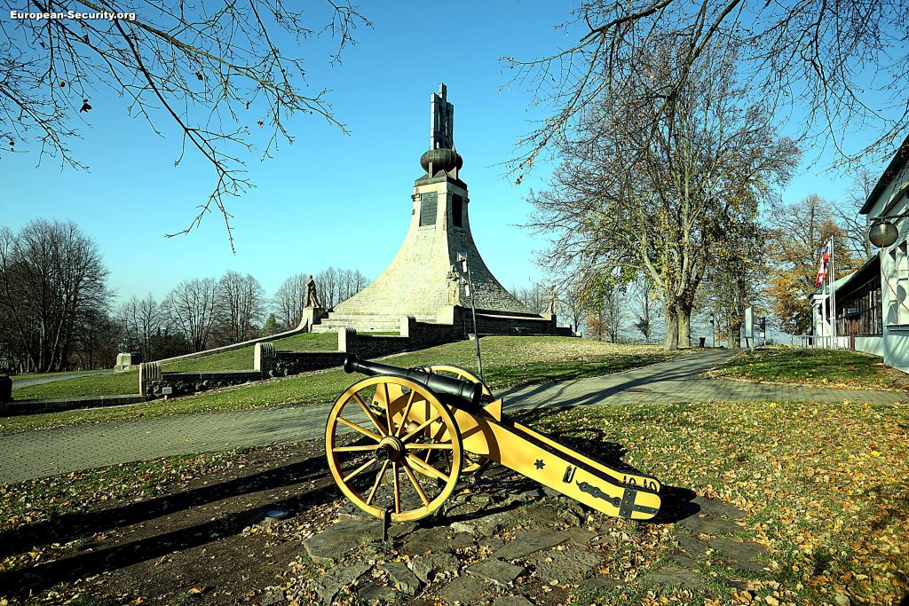 e Tumulus de la Paix (Mohyla míru), monument élevé en 1912 sur la colline de Pratzen, point culminant du champ de bataille — Photo © Joël-François Dumont