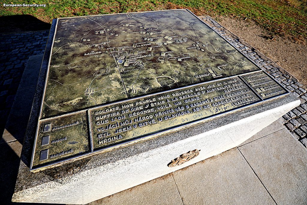 Table d’orientation en bronze du champ de bataille d’Austerlitz : « Soldats, mon peuple vous reverra avec joie et il vous suffira de dire j’étais à la bataille d’Austerlitz pour que l’on réponde, voilà un brave. » (Napoléon) — Photo © Joël-François Dumont