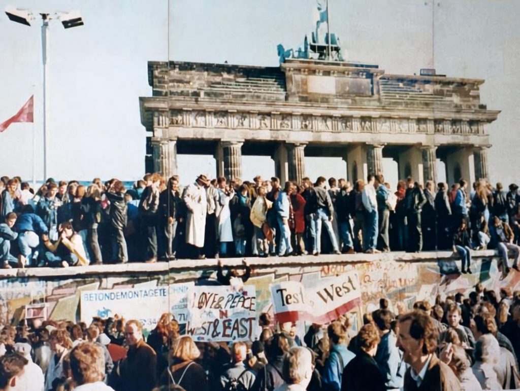 - Brandenburg Gate in 1989 Wikipedia 1 Allemands de l'Ouest et de l'Est se rassemblent chaque jour sur le Mur devant la porte de Brandebourg, en novembre-décembre 1989. Le peuple s'est déjà approprié ce lieu, avant même sa réouverture officielle par Kohl et Modrow le 22 décembre — Photo © Lear 21 / Wikipedia / CC BY-SA 3.0