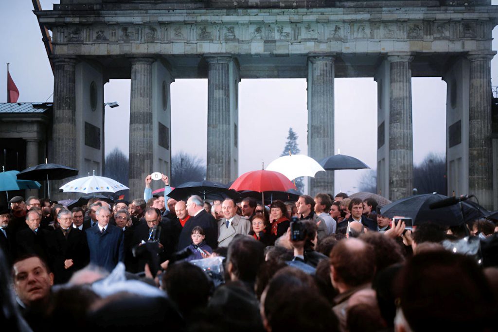 - Brandenburg Gate opening December 1989 SSgt. F. Lee Corkran U.S. Defense Imagery photo 1 1 Allemands de l'Ouest et de l'Est se rassemblent chaque jour sur le Mur devant la porte de Brandebourg, en novembre-décembre 1989. Le peuple s'est déjà approprié ce lieu, avant même sa réouverture officielle par Kohl et Modrow le 22 décembre — Photo © Lear 21 / Wikipedia / CC BY-SA 3.0