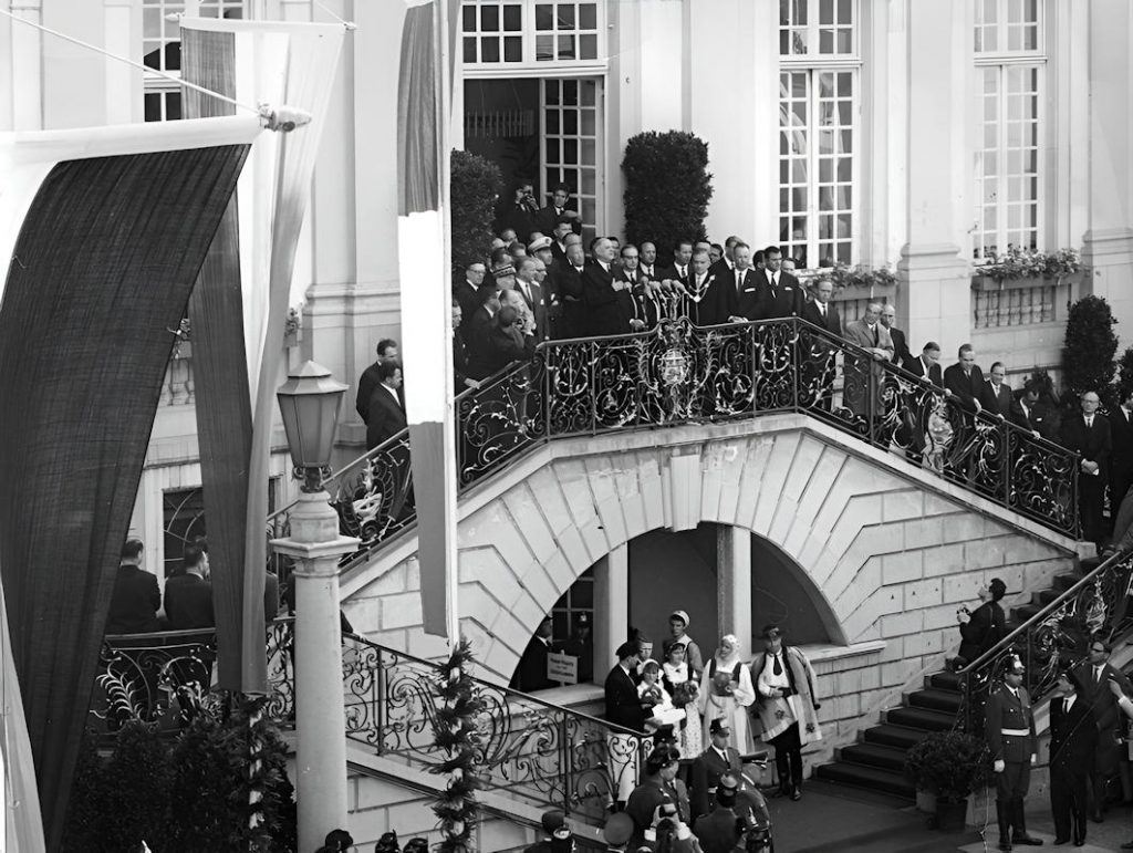 - Bundesarchiv B145 Bild F013859 0009 Bonn Staatsbesuch Prasident Charles de Gaulle 1 De Gaulle et Adenauer au balcon de l’Altes Rathaus de Bonn, 4-5 septembre 1962 — la scène qui suit ou précède le discours à la foule sur la place du marché : le même lieu, le même souffle populaire — Photo Bundesarchiv