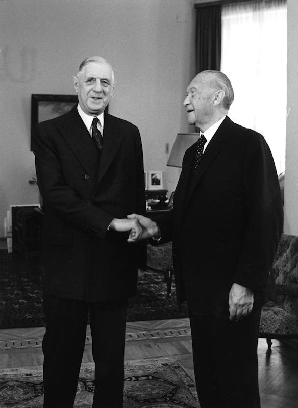- Bundesarchiv Bonn Konrad Adenauer und Charles de Gaulle Le général de Gaulle et le chancelier Adenauer à Bonn le 4 juillet 1963 — Les consultations régulières prévues par le traité de l’Élysée prennent corps dès les premiers mois : la poignée de main de janvier devient une pratique institution-nelle — Photo Bundesarchiv © Ludwig Wegmann