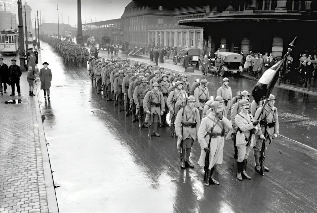 - Bundesarchiv Dortmund Letzte Franzosen Les derniers soldats français quittent Dortmund, octobre 1924 — l'occupation de la Ruhr, déclenchée en janvier 1923 par le refus allemand de livrer charbon et bois selon les termes du traité de Versailles, s'achève après près de deux ans. Ironie du sort : c'est cette occupation elle-même, par la « résistance passive » qu'elle déclenche outre-Rhin, qui précipite la planche à billets et l'hyperinflation qui ravage l'Allemagne cette même année — Photo Bundesarchiv
