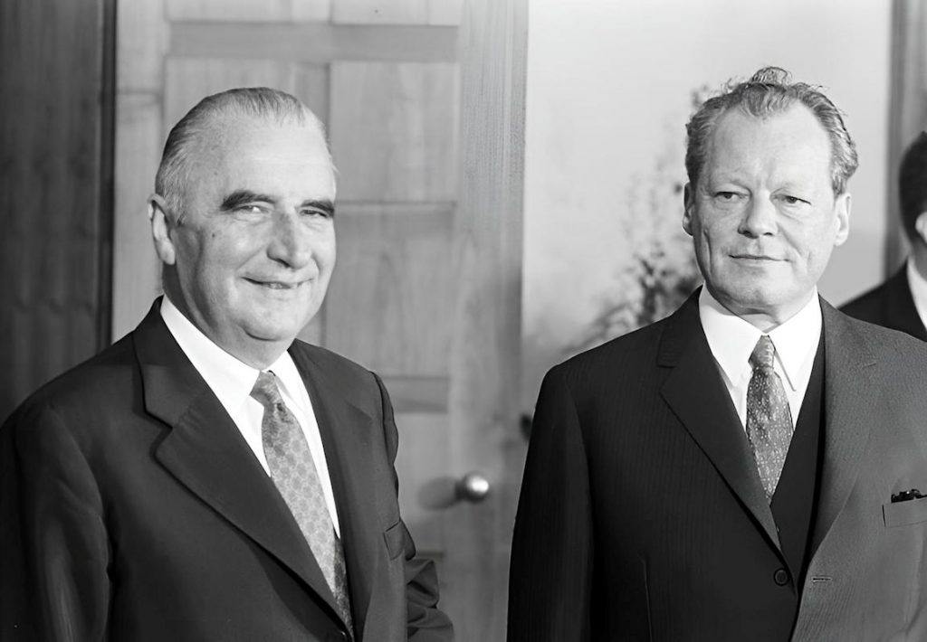 - Bundesarchiv Georges Pompidou Willy Brandt Engelbert Reineke 2a Georges Pompidou et Willy Brandt — L’Ostpolitik introduit, pour la première fois depuis Colombey, une divergence de fond entre Paris et Bonn, sans jamais rompre l’axe lui-même — Photo Bundesarchiv © Engelbert Reinecke