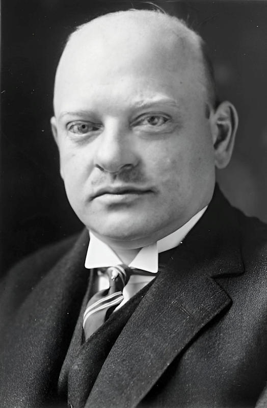 - Bundesarchiv Gustav Stresemann 1 Gustav Stresemann (1925 — Photo Bundesarchiv