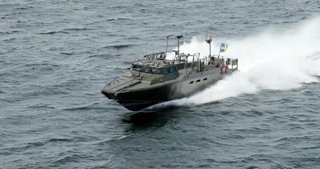 Le CB90H de Saab file à plus de 40 nœuds — un engin que son propre constructeur qualifie de « produit vraiment unique », capable de s’arrêter net en 2,5 longueurs de coque. capable à la fois d’échouage sur plage, de commandement et contrôle, d’évacuation médicale, de plongée, de reconnaissance et d’escorte, dans un seul et même châssis. Plus de 250 exemplaires équipent aujourd’hui les marines de Suède, Norvège, Grèce, Mexique, Malaisie et des États-Unis — la meilleure preuve que rien d’équivalent n’existe ailleurs — Photo © Saab AB
