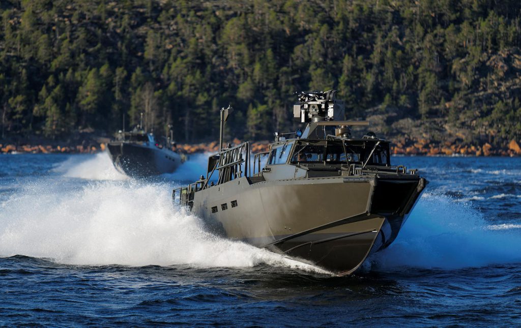 Le CB90 NG (« Next Generation ») de Saab, construit par le chantier suédois Dockstavarvet, lancé à pleine vitesse — le même modèle d’embarcation d’assaut aujourd’hui prêté à la Marine nationale pour la protection des sous-marins nucléaires français — Photo © Saab AB