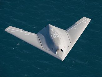 nEUROn en vol au-dessus du P.A. Charles de Gaulle — Essais à la mer afin d'étudier l'utilisation d'un drone de combat dans un contexte naval — Photo © Dassault Aviation - A. Pecchi