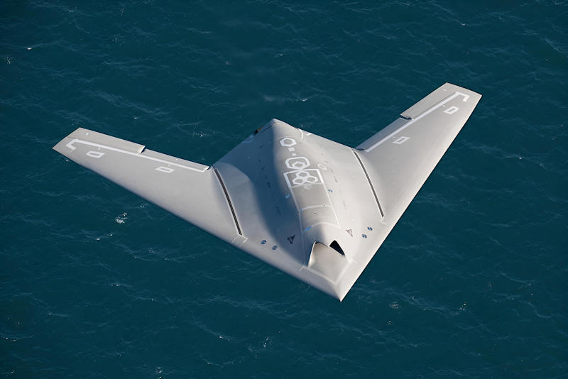 - DA00023549 Neuron nEUROn en vol au-dessus du P.A. Charles de Gaulle — Essais à la mer afin d'étudier l'utilisation d'un drone de combat dans un contexte naval — Photo © Dassault Aviation - A. Pecchi