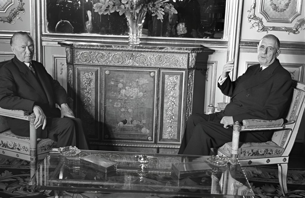 - De Gaulle Adenauer a lElysee 2b De Gaulle - Adenauer : Entretien à l’Élysée lors de la visite officielle (2 au 8-7-1962) – Photo BPA © Egon, Steiner