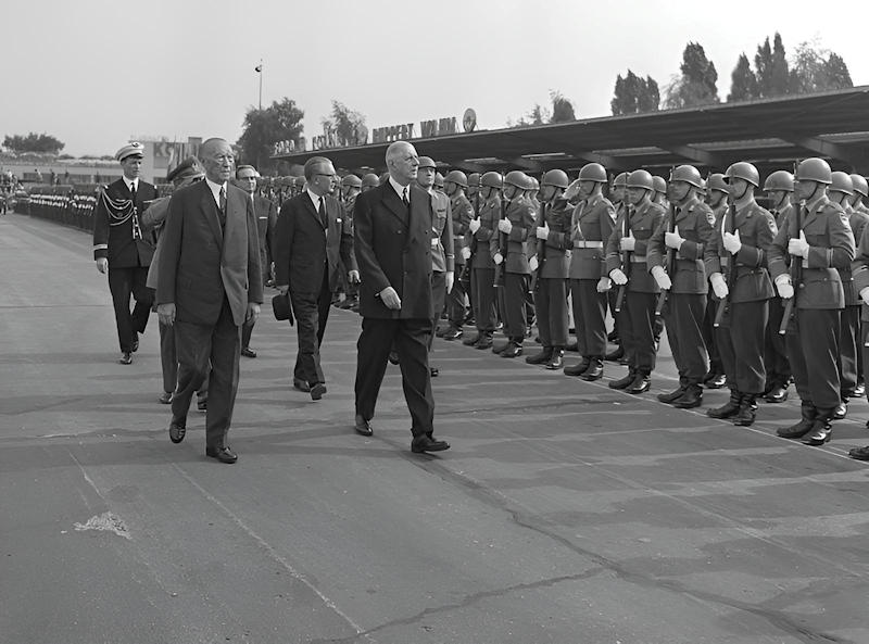 - De Gaulle Adenauer 24a Arrivée de Charles de Gaulle à l’aéroport de Cologne, 4 septembre 1962 — premier jour d’une tournée de six jours à travers l’Allemagne, accueilli par Adenauer et le président fédéral Heinrich Lübke — Photo Bundesarchiv © Egon Steiner
