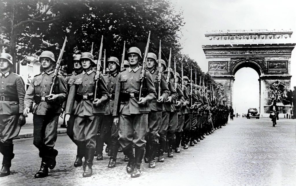 - Defile Wehrmacht 14.6.1940 Bundesarchiva Défilé de la Wehrmacht sur les Champs-Élysées le 14 juin 1940 — Photo Bundesarchivv