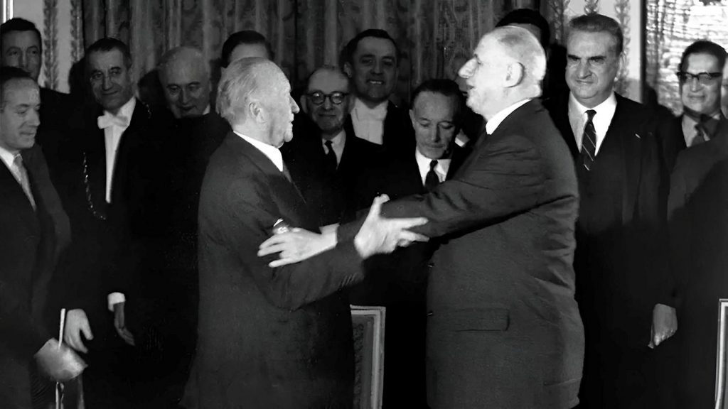 Le général de Gaulle donne l'accolade au chancelier Adenauer après lma signature du traité de l'Élysée — Photo Bundesregierung / Schwann