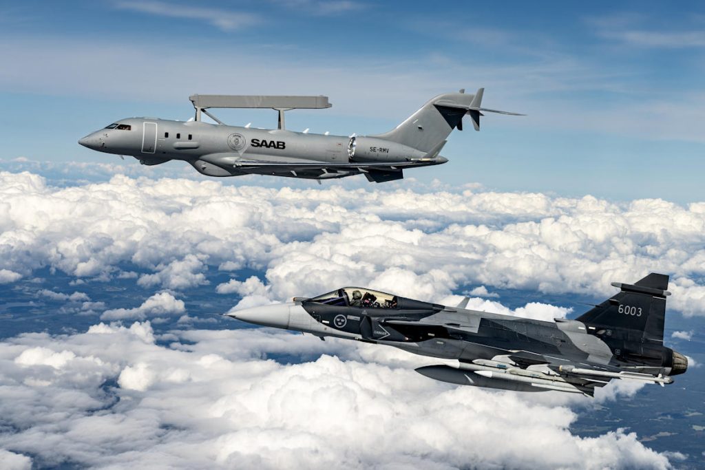 Le Global Eye et le Gripen E de Saab en vol au-dessus de la Suède — deux symboles d’une doctrine d’autosuffisance vieille de deux siècles, aujourd’hui au cœur du partenariat retrouvé avec la France — Photo © Saab AB