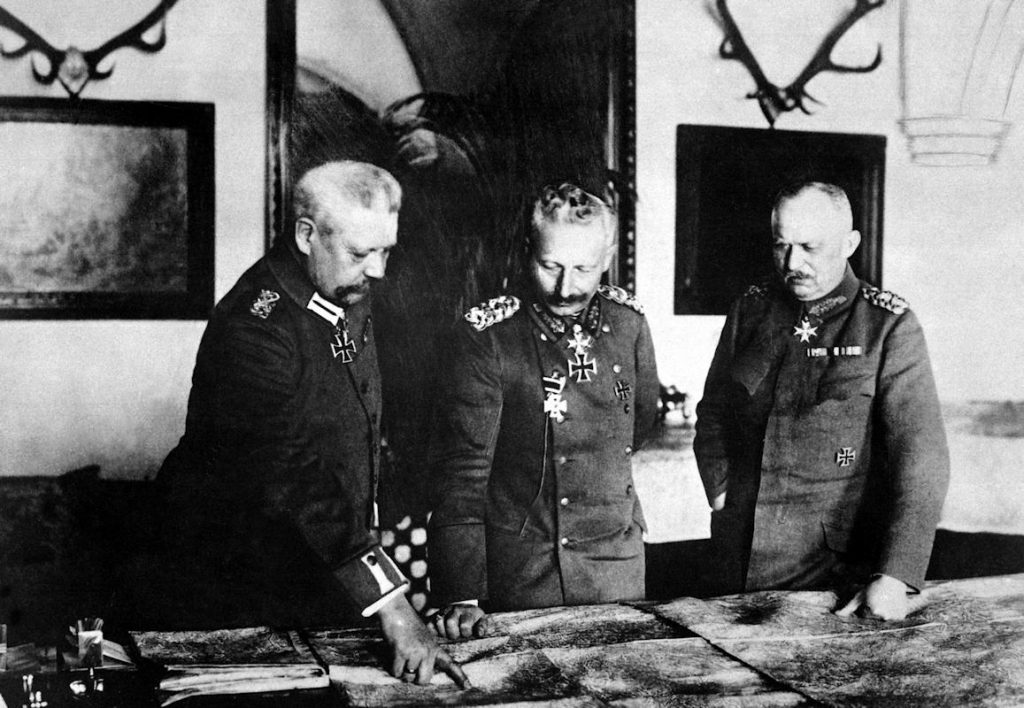 - Hindenburg Guillaume II et Ludendorff Le haut commandement allemand : Hindenburg (à gauche), Guillaume II (au centre) et Ludendorff (à droite), penchés sur une carte d’état-major. C’est pourtant Hindenburg lui-même qui, en novembre 1918, convainc le Kaiser que l’armée ne le suivra plus — précipitant l’abdication qu’aucun des trois hommes ici réunis n’aurait imaginée quelques mois plus tôt — Photo Robert Senneke / Wikimedia