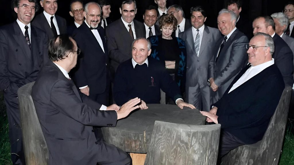 Helmut Kohl, Hans-Dietrich Genscher et Mikhaïl Gorbatchev dans le Caucase, juillet 1990 — l’ambiance d’une datcha entre amis, pour l’un des accords les plus lourds de conséquences du XXe siècle — Photo Bundesregierung © Pfeil