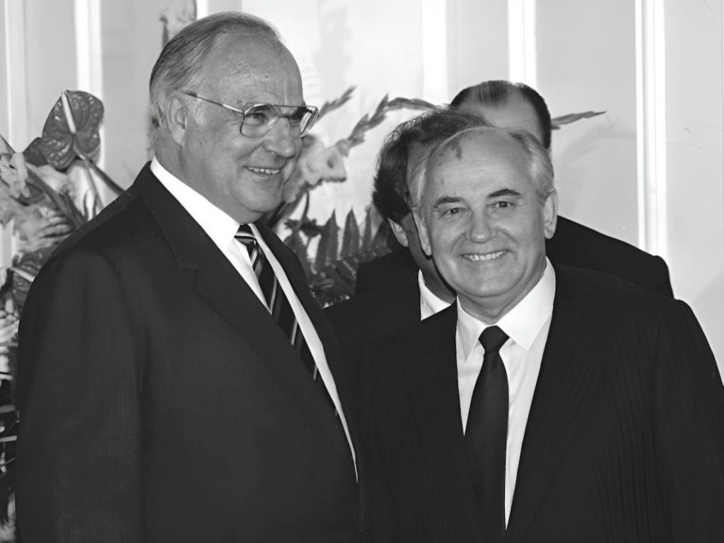 - Mihail Gorbatchev et Helmuth Kohl 1 Helmut Kohl et Mikhaïl Gorbatchev — quelques mois après que Mitterrand eut tenté, à Kiev, d’obtenir l’inverse de Gorbatchev, c’est finalement avec Bonn que Moscou scelle l’unité allemande — Photo © Bundesregierung/Burkhard Jüttner