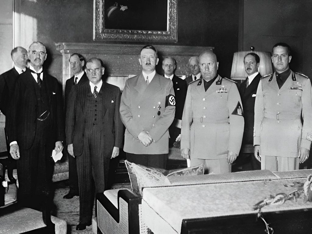 Munich, le 29 septembre 1938 : Chamberlain, Daladier, Hitler et Mussolini scellent le dépeçage de la Tchécoslovaquie — la Pologne, absente de cette photo, en profitera le jour même pour s’emparer de la Zaolzie — Photo © Bundesarchiv