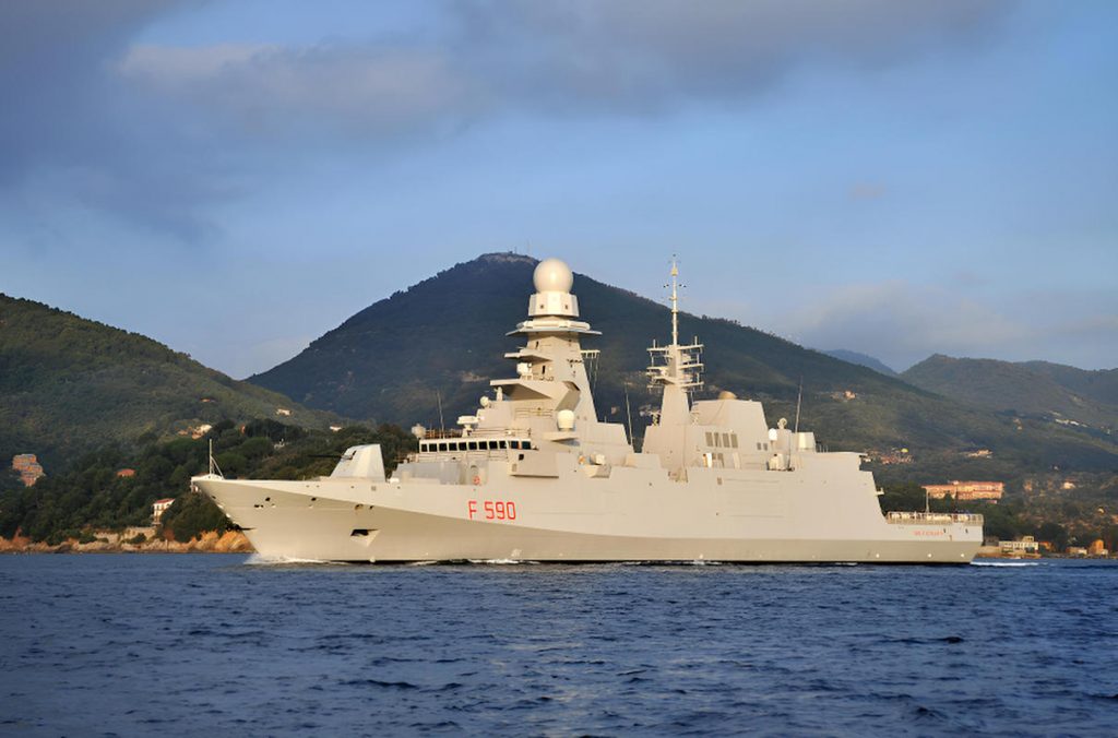 Le Carlo Bergamini (F 590), tête de série des FREMM italiennes, au large de la Ligurie — le navire qui a donné son nom à toute une classe, symbole d’une coopération jamais fusionnée mais jamais rompue avec la France — Photo © Marina Militare