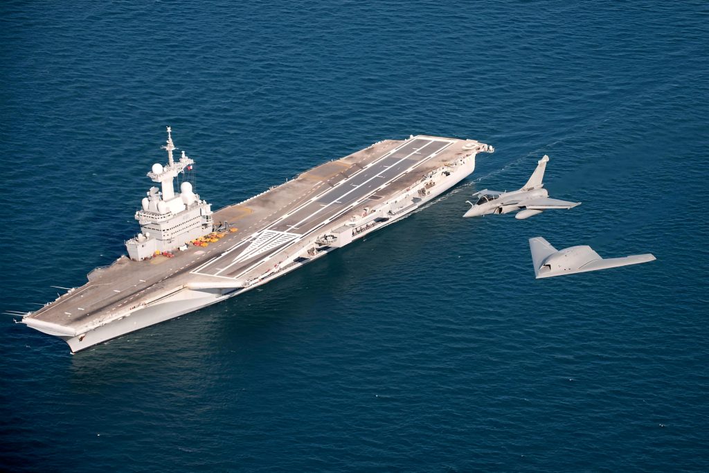 - Rafale Neuron DA00023575 nEUROn et Rafale M en vol au-dessus du porte-avions Charles de Gaulle lors d'essais à la mer afin d'étudier l'utilisation d'un drone de combat dans un contexte naval — Photo © © Dassault Aviation - A. Pecchi