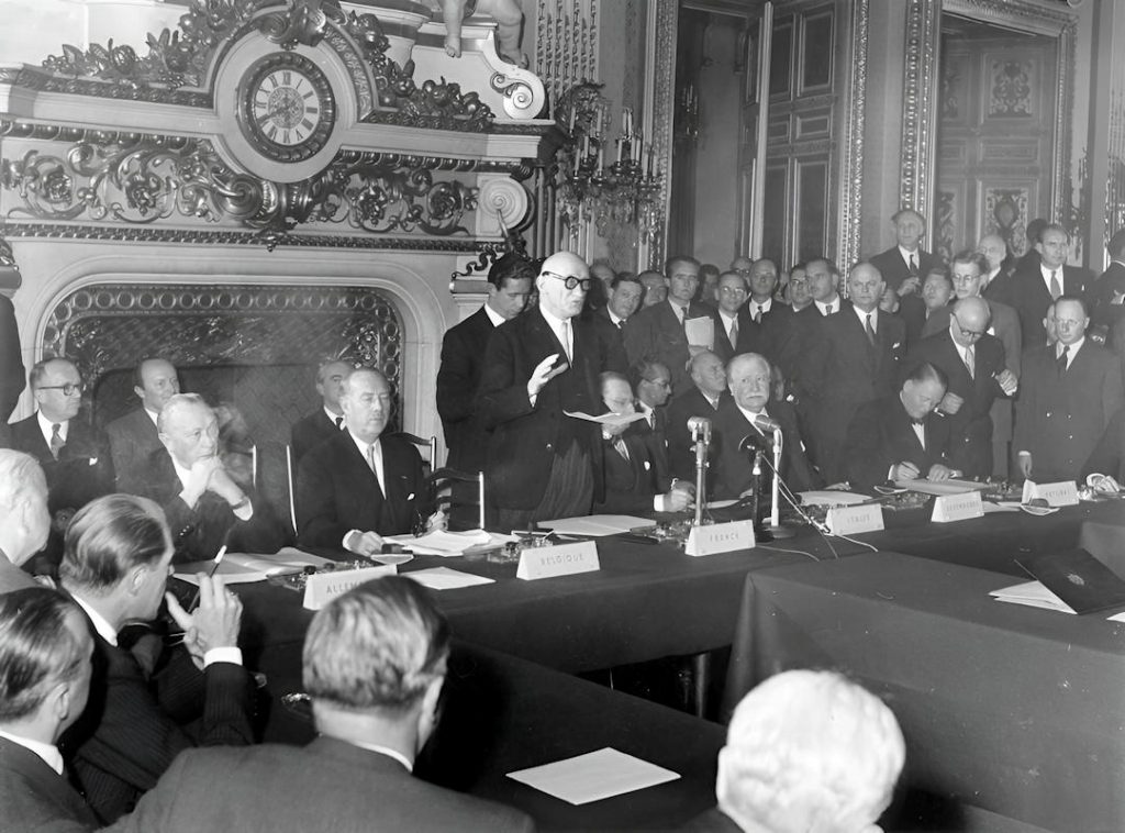 - Signing of the EDC Treaty 1 -