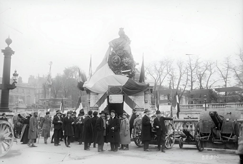 Statue de Strasbourg, place de la Concorde, campagne de souscription à l'Emprunt de la Libération et trophées de guerre allemands, canons, 17 octobre 1918] (Agence Rol) — Source : Gallica BNF