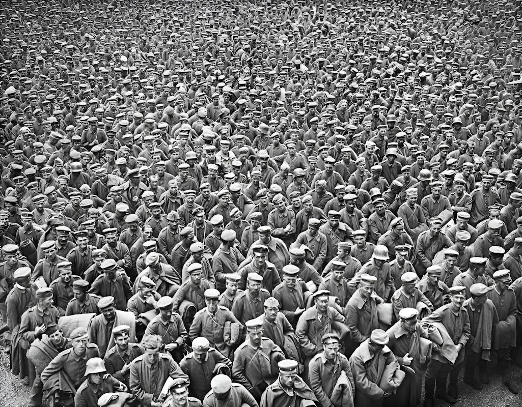 - The Hundred Days Offensive August november 1918a Des dizaines de milliers de prisonniers de guerre allemands capturés à Amiens, août 1918 par la 4e Armée britannique. La bataille d’Amiens, ouverte le 8 août, sera qualifiée par Ludendorff lui-même de « jour de deuil de l’armée allemande » — le moment où le haut commandement comprend que la guerre est militairement perdue, trois mois avant l’armistice — Photo David McLellan prise le 26.8.1918 — Collection Imperial Museum