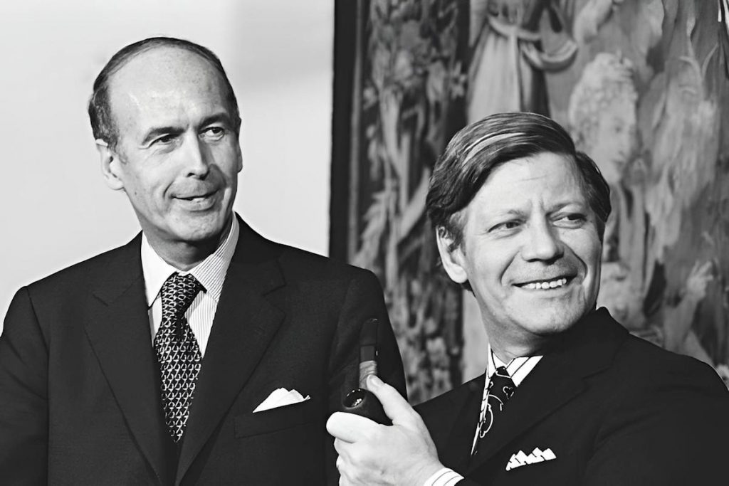- Valery Giscard dEstaing Helmut Schmidt 5a Valéry Giscard d’Estaing et Helmut Schmidt — le couple qui institutionnalise le dialogue économique au sommet, avec la création du Système monétaire européen et du G7 — Photo Bundesarchiv © Ulrich Wienke — Photo Bundesarchiv © Ulrich Wienk