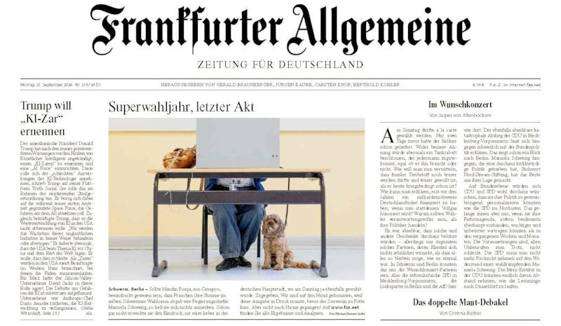 - 2026 0921 FAZ U « Superwahljahr, letzter Akt » — La Une de la FAZ du 21 septembre choisit un angle inattendu : la chienne Ronja, un cavapoo, photographiée sous le bureau de vote de Manuela Schwesig à Schwerin — sa maîtresse votant sans que l’animal ne s’émeuve davantage que ses concitoyens des cadeaux électoraux promis à tous crins. Un clin d’œil qui n’empêche pas le journal de consacrer sa colonne principale, sous la plume de Jasper von Altenbockum, à l’onde de choc que la déroute de la CDU en Mecklembourg-Poméranie-Occidentale fait déjà sentir jusqu’à Berlin — le même journal dont la correspondante à Paris, Michaela Wiegel, signe des chroniques suivies avec une attention particulière tant leur justesse sur la scène française fait autorité.